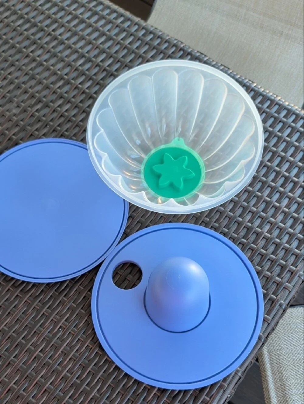 NWT Tupperware Large Jell-o Mold